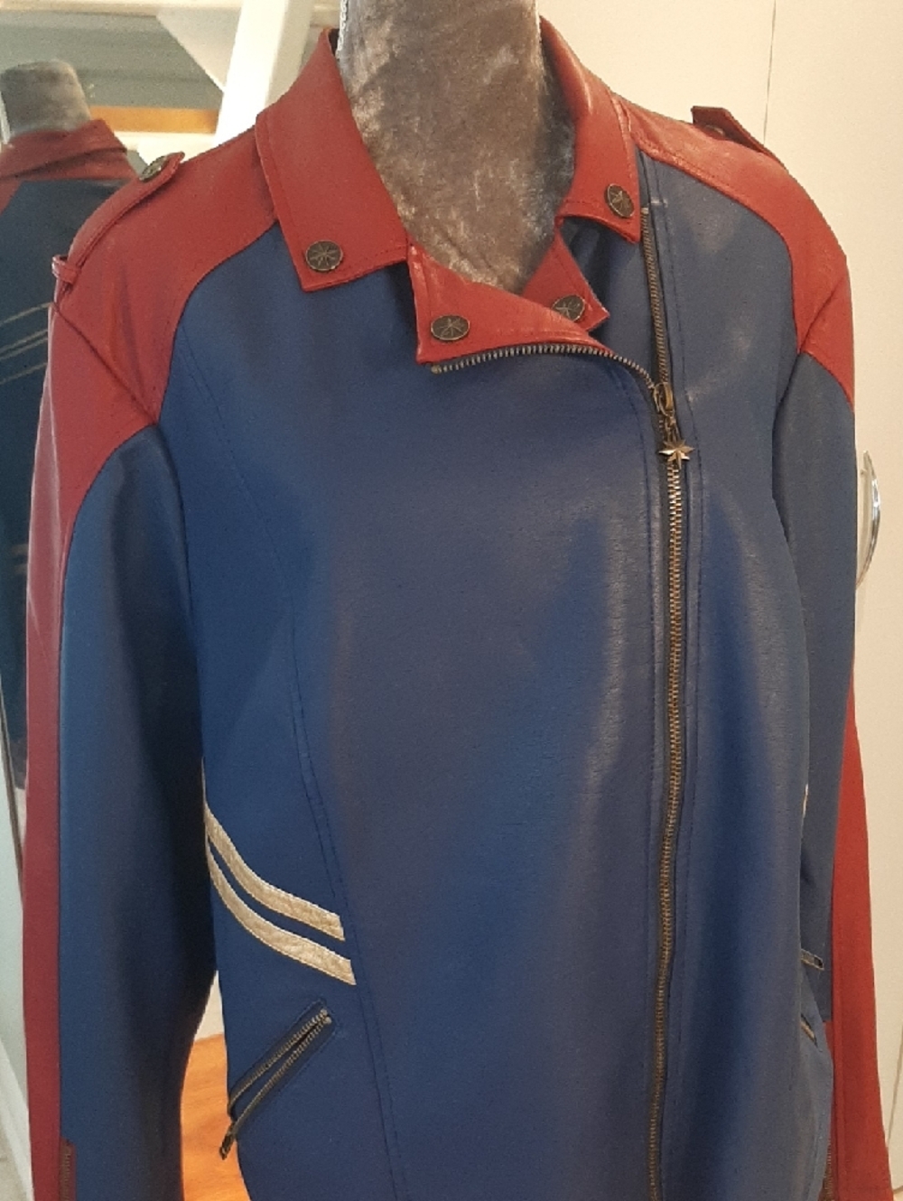 NWOT🦸‍♀CAPTN MARVEL Her Universe🦸‍♀️SUPERHERO Blue/Burgundy GOLD ACCENTS Sz XL - Picture 5 of 11